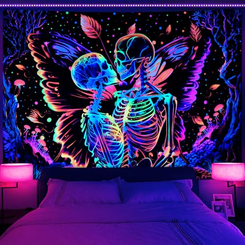 Alishomtll Schwarzlicht Wandteppich Wandbehang UV reaktive Skelett Schädel Schmetterling Wandtuch Aesthetic Umarmung Kuss Kunstvoll Tapisserie Wanddekor für Wohnzimmer Schlafzimmer 210x150cm