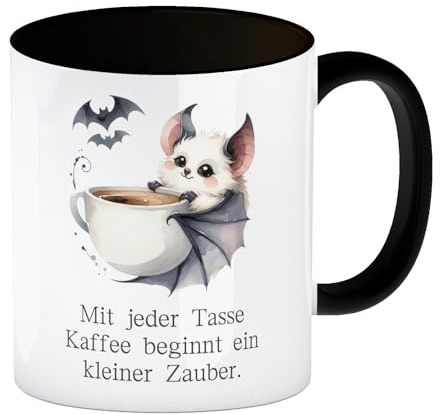 niedliche Fledermaus mit Kaffeetasse Kaffeebecher in schwarz mit Spruch Jede Tasse Kaffee birgt Zauber niedlich süß Cartoon Tasse Tier mit großen Ohren und Flügeln
