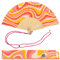 Fisura – Abanico original con estampado de ondas. Abanico de madera moderno y colorido. Abanico con cuelga abanico. Abanico rosa y naranja. Medidas: 42,5 x 23 cm.