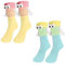 Kinretixia 2 Paar magnetische Hand-in-Hand-Socken, lustige 3D-Freundschaftssocken, Magnet, mittlere Röhre, lustige magnetische Paarsocken, Geschenke, hellblau/gelb