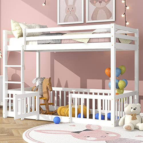 Etagenbett Kinderbett 90 x 200 mit Zäune und Türchen, Hochbett für 2 Kinder, Massivholz Bodenbett Stockbett Funktionsbett Jugendbett mit Leiter, Doppelbett mit Rausfallschutz und Lattenrost, Weiß