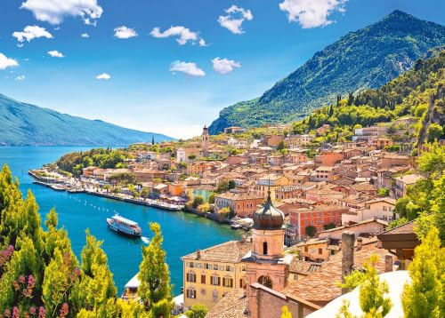 Ulmer Puzzleschmiede - Puzzle „Lago die Garda“ – Klassisches 2000 Teile Puzzle vom Gardasee – die malerische Ansicht der Ortschaft Limone sul Garda, Lombardei, Nord-Italien