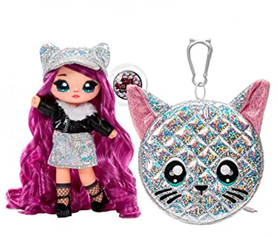 Na Na Na Surprise 2-in-1 Soft Modepuppe & Metallic Purse Glam Serie - Sammlerpuppe - Puppe mit Lila Haaren und Outfit in Schwarz/Silber mit Holografisch Glitzernder Katzen-Tasche - Chrissy Diamond
