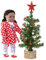 Our Generation Weihnachtsbaum Puppenzubehör – Puppenhaus Zubehör Weihnachten mit funktionierender Lichterkette – Accessoires für 46 cm Puppen, Puppenmöbel Spielzeug für Kinder ab 3 Jahre