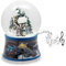 Weihnachts-Schneekugel mit Musik | Weihnachtsspaziergang vor Kirche | Sockel Winterlandschaft Eisläufer | 100mm breit, 140mm hoch | mechanische Spieluhr | Weihnachtsdekoration | 20130