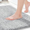 Yimobra Rutschfester Badezimmerteppich Extra weich und bequem Wasserabsorbierende, Dicke und maschinenwaschbare Badematte Flauschig für Dusche und Badewanne, Grau&Weiß, 92 x 61 cm
