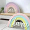Tres Aristas | Arcoíris Personalizado con Nombre + Pack de Estrellas | Decoración Infantil para Estanterías y Puertas | Regalo Ideal para Bebés, Cumpleaños y Bautizos