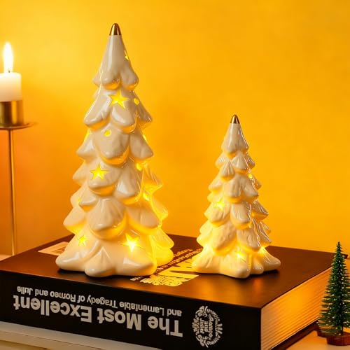 DN DECONATION Keramik Weihnachtsbaum mit Licht, Weiße Tischdekoration | 2er Set mit Sternen-Ausschnitten, Batteriebetriebene Weihnachtsbaum-Figuren für Kaminsims, Regal & Festliche Tischdekoration