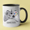Taza de videojuego con mando y texto 'Game Over', blanco y negro, diseño Gaming