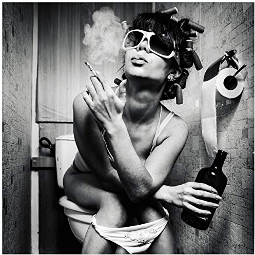 Wallario Glasbild Kloparty - Sexy Frau auf Toilette mit Zigarette und Schnaps - 50 x 50 cm Wandbilder Glas in Premium-Qualität: Brillante Farben, freischwebende Optik
