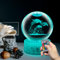 3D Carving Delphin Modell spielen 80mm Kristallkugel Premium Glas Ornamente Nachtlicht mit einstellbarer Fernbedienung / Basis hell 16 Farbe Tischlampe Geschenk für Kinder Studenten USB betrieben