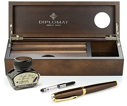 Diplomat Excellence A2 Marakesh vergoldet, Edelstahlfeder M, Füllhalter-Set mit Füllertinte im Tintenglas, Tintenkonverter und Stifteablage aus Holz - Wenge, Schreibset