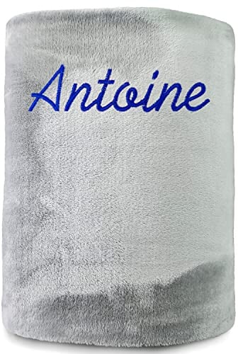 KDO MAGIC - Personalisierte Decke - Gestickter Vorname - Fleecedecke Bestickt - 130x160 cm - Geschenkidee für den Muttertag, Weihnachten (Grau)