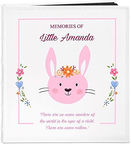 Maverton Fotoalbum zum Selbstgestalten mit Aufdruck - für 240 Fotos 10x15-60 schwarze Seiten - Größe 33x30cm - Weiß - personalisierte Geschenke für Baby zur Taufe Geburt - Geburtstagsgeschenk