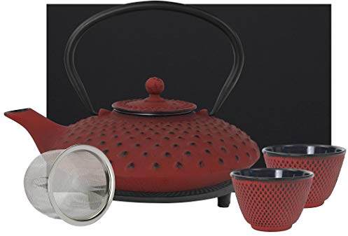 teeblume | gusseiserne Teekanne Kambin Set | Gusseisen-Teekanne mit Sieb | 0,8 Ltr | inkl. Untersetzer, 2 farblich zur Kanne passenden Bechern & Geschenke-Box | innen komplett emailliert | jap.-rot