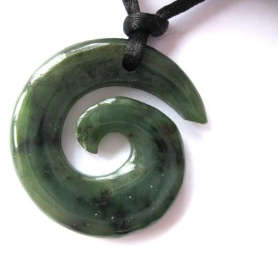 Amaryllis Maori-Anhänger aus Nephrit-Jade Koru-Spirale, ca. 35 mm