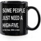 Taza divertida con texto en inglés Some People Just Need A High-Five in the Face with a Chair Mug Funny Coworker Employee Boss Mug The Office Mug Funny Coffee Mug Christmas White Elephant Gifts for