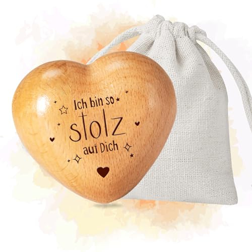 Sugeru Handschmeichler Glücksbringer - Holz Herz mit Gravur | Mutmacher Geschenk,Schutzengel,Gute Besserung Geschenke,Motivationsgeschenke,Deko,für Familie Freunde Prüfung Kinder (STOLZ)