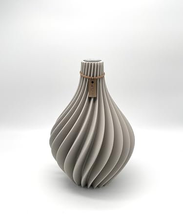 Filsi Home | 3D Druck Vase Nuvia | hergestellt aus PLA (Bio-Kunststoff) | umweltfreundlich | Tiefe Rillen | einzigartige Optik | Made in Germany (Greige, 25cm Höhe 17cm Durchmesser)