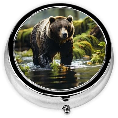 Brown Bear Pounce Diese kleine, bedruckte, runde Pillendose ist ein tragbarer Pillen- und Vitamin-Organizer, perfekt für Taschen, Geldbörsen und Reisen.