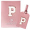 ZVRSUA Reisepasshülle Rosa und Kofferanhänger Set mit Buchstabe P, Passport Hülle Reise Gadgets und Travel Essentials Hülle Reisepass,Geschenk für Frauen/Teenager/Mädchen/Kind(P)