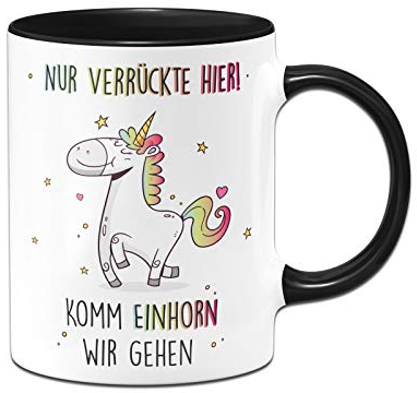 Tassenbrennerei Tasse mit Spruch Nur verrückte hier! Komm Einhorn wir gehen - Kaffeetasse lustig - Geschenke Kollegin - Spülmaschinenfest (Schwarz)