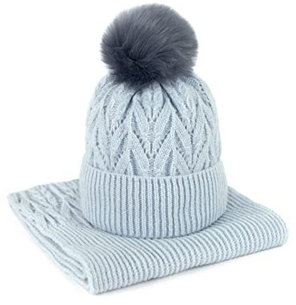 Pullmer Damen Winter Mütze, 2-teiliges Set Bommel-Mütze mit Schal 170 cm, Kopfumfang 55-57 cm, gefütterte Webpelz-Bommel-Mütze und wärmender Schal mit Zopfmuster (Hell blau)