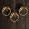 com-four® 3X Deko Weihnachts-Kranz - Adventskranz mit Zapfen, Schleife, Kugeln und Tannengrün - goldfarbener Weihnachtskranz - weihnachtlicher Deko-Aufhänger (Kranz - goldfarben - 3 Stück)