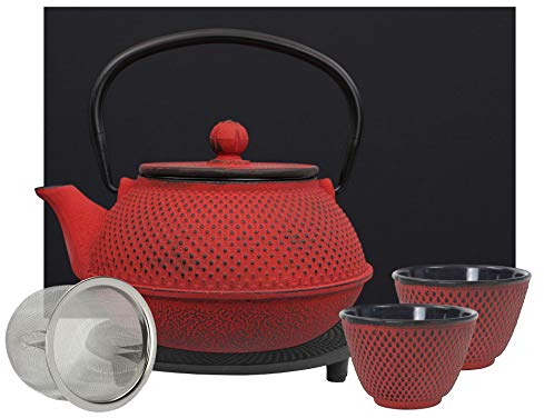 teeblume | gusseiserne Teekanne Arare Set | Gusseisen-Teekanne mit Sieb | inkl. Untersetzer, 2 farblich zur Kanne passenden Bechern & Geschenke-Box | innen komplett emailliert | j-rot | 900 ml