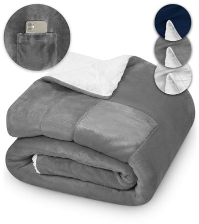 Kuscheldecke 220x240 KAMI flauschig dunkelgrau, XL Sherpa Tages-Decke für Wohnzimmer, Couch, Sofa, Sofadecke 220 x 240 mit Handytasche & Hygieneschutz, Große, Dicke & warme Wohndecke für den Winter