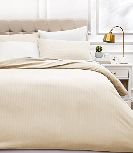 Amazon Basics Bettwäsche 200x200 3teilig Mikrofaser, Bettbezug 200 x 200 cm & 2 Kissenbezüge 50 x 80 cm, mit Druckknöpfen, Beige, Gestreift