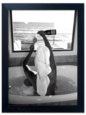 Leinwanddruck mit schwarzem Rahmen, Motiv: Frau trinkt Wein in der Badewanne, trendige Bar-Wagen-Bilder, schwarz-weiße Badezimmer-Wanddekoration