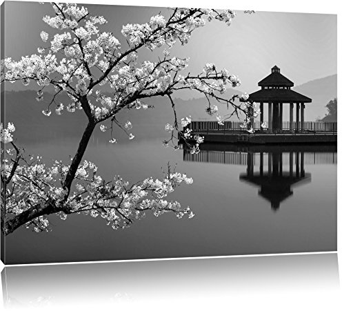 Pixxprint schöner Kirschbaum an japanischem See B&W, Größe: 100x70cm, Leinwandbild, fertig gespannt, Wandbild, Dekoration, Kunstdruck, kein Poster