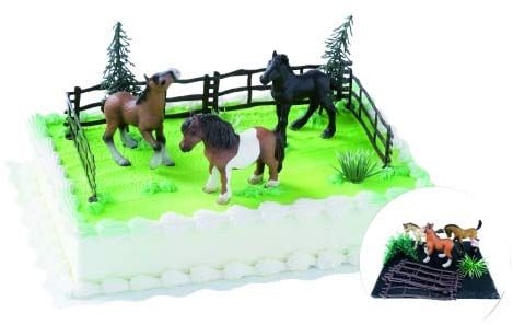 Cake Company Pferde Tortendeko zum Geburtstag und Kindergeburtstag | 3 schöne & hochwertige Pferde - PVC-frei, 4 Zäune & 2 Bäume als Tortendekoration | Kuchen und Torten schnell und einfach dekoriert