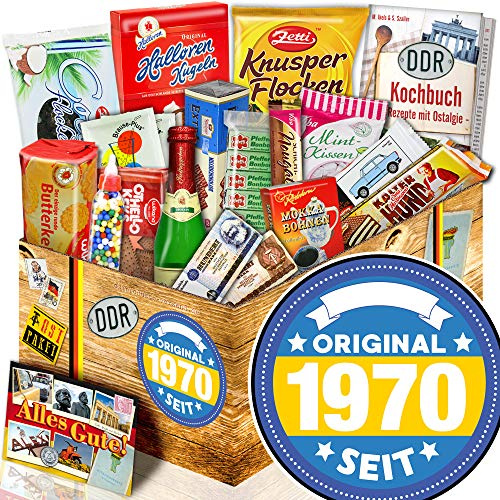 Ostalgie-Geschenkbox DDR - Süße Ostprodukte & Kochbuch im Geschenk-Set | Präsentkorb mit 16 Spezialitäten wie Halloren-Kugeln & Rotkäppchen Sekt - Ideales Geburtstagsgeschenk für Männer & Frauen