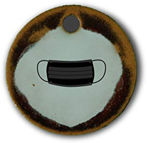 Schöner Keramik-Anhänger „Atemschutzmaske“ in rot marmoriert; Schmuck Kette Kettenanhänger Geschenk Kunsthandwerk Keramik rund Talisman Halskette Aufmerksamkeit Mitbringsel individuell