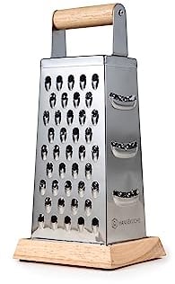 Hanseküche Premium Reibe aus Edelstahl mit Holzboden – Gemüsehobel mit edlem Auffangbrett, Vierkantreibe, Küchenreibe, Käsereibe, Gemüsehobel, Allzweckreibe, Standreibe, mit Behälter