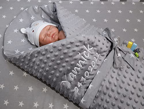 BotoBaby ★ Zweilagige Einschlagdecke Babydecke mit Namen und Datum Bestickt ★ Minky Hörnchen ★ Baumwolle ★ Füllung ★ 75x75 cm ★ (Grau - Sternen)