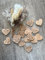 50 Streudeko Holz Herz Tischdeko Braut Bräutigam Name + Datum Hochzeit Deko 4cm einseitig graviert Wunschnamen & Datum Hochzeit Streudeko Streuherzen Deko personalisiert Holzherz