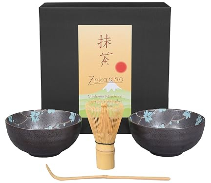 Aricola Matcha-Set 4-teilig, bestehend aus 2 Matchaschalen anthrazit/blau mit Blütendesign, Matchalöffel und Matchabesen in eleganter Geschenkbox. Original