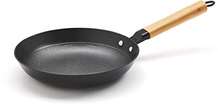 Qulinart by Brandt Pfanne aus Gusseisen (24 cm), besonders leicht im Gewicht, inkl. Antihaftbeschichtung mit Wabenstruktur & ergonomischen Holzgriff, für alle Herdarten geeignet, 173-002, Black