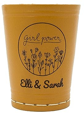 Diamandi Leder Würfelbecher mit Gravur - Kurkuma - Ladies Edition - inklusive 5 Würfeln - mit persönliche Gravur (Girlpower)
