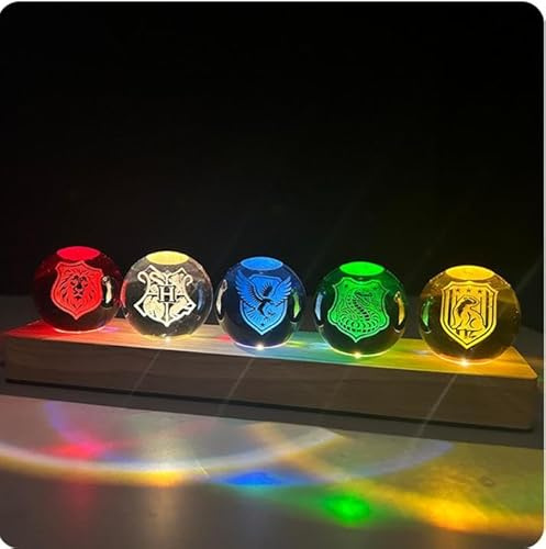 FIYSON 5 Stück Harry Potter Balls, 3D House Crests Kristallkugel Nachtlicht, USB 40mm GlasKugel, mit Holzsockel, Hogwarts Merchandise LED Ball Lampe Anime-Fans Sammlerstücke Geschenk