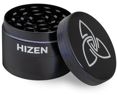HIZEN Basic Grinder Ø 49 mm, 4-teilige Gewürzmühle aus Zink mit Magnetdeckel, Feinsieb, Vorratsfach und Schaber (Schwarz)