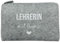 NeLi Lehrerin mit Herz Tasche, Geschenk für Lehrerinnen, kleines Dankeschön Abschiedsgeschenk Clutch aus grauem Filz mit weißer Schrift