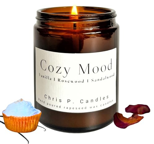 Chris P. Candles Cozy Mood Duftkerze im Glas – vegane Kerze mit Vanille, Rosenholz & Sandelholz, handgegossen in Berlin, Kerze mit langer Brenndauer, Geschenk für Freundin, Geburtstag, Vatertag