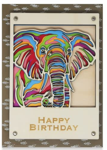 Geburtstagskarte oder Geburtstagsgeschenk aus vielen Schichten von Holz und Karte gemacht (gutmütiger Elefant)