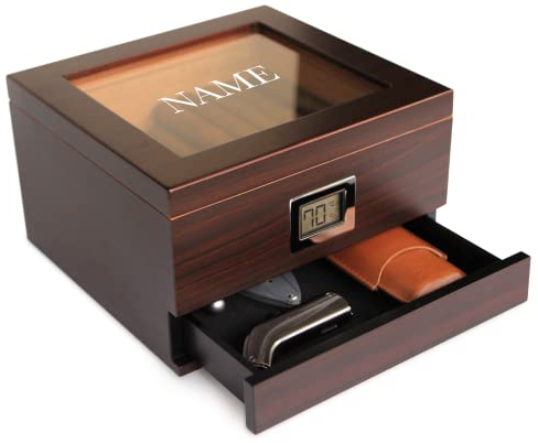 CASE ELEGANCE Digitaler Hygrometer mit Humidor aus spanischem Zederholz in Kirschholz-Optik mit Vitrine, eingelassener Magnetdichtung und Zubehörschublade… (Monogrammiert Braun)