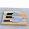 Kai Wasabi Black ultrascharfes Messerset | Santoku 18 cm | Officemesser 10 cm | Allzweckmesser 15 cm | Brotmesser 23 cm+ 40x25 cm Eichenbrett, handgefertigt