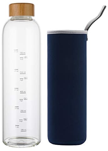 sunkey Trinkflasche Glas 1 Liter Wasserflasche mit Schutzhülle Bambusdeckel Zeitmarkierungen Glasflasche To Go 1000ml (Navy Blau)